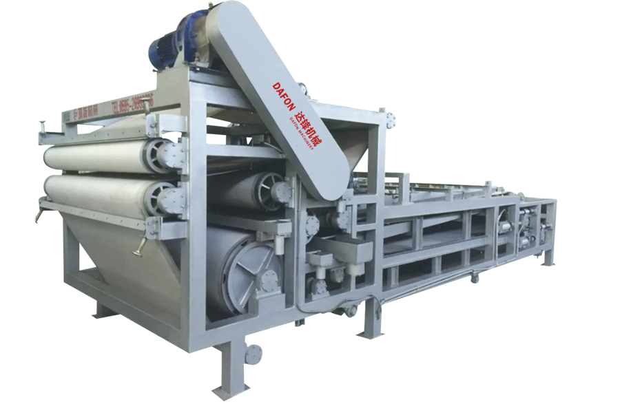 Belt concentrating sludge dewatering machine